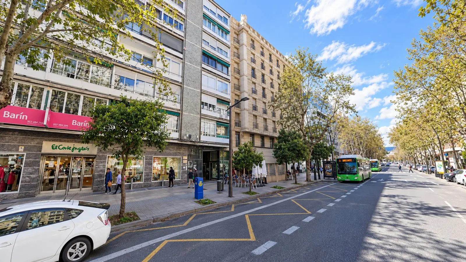 La avenida Gran Capitán, frente al despacho
